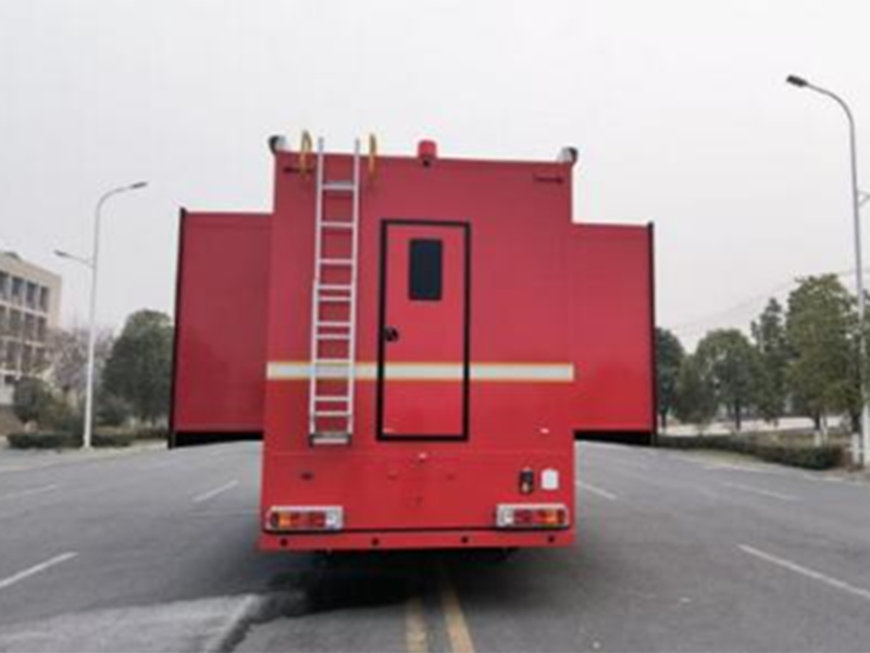 重汽豪沃后双桥30-32人宿营车